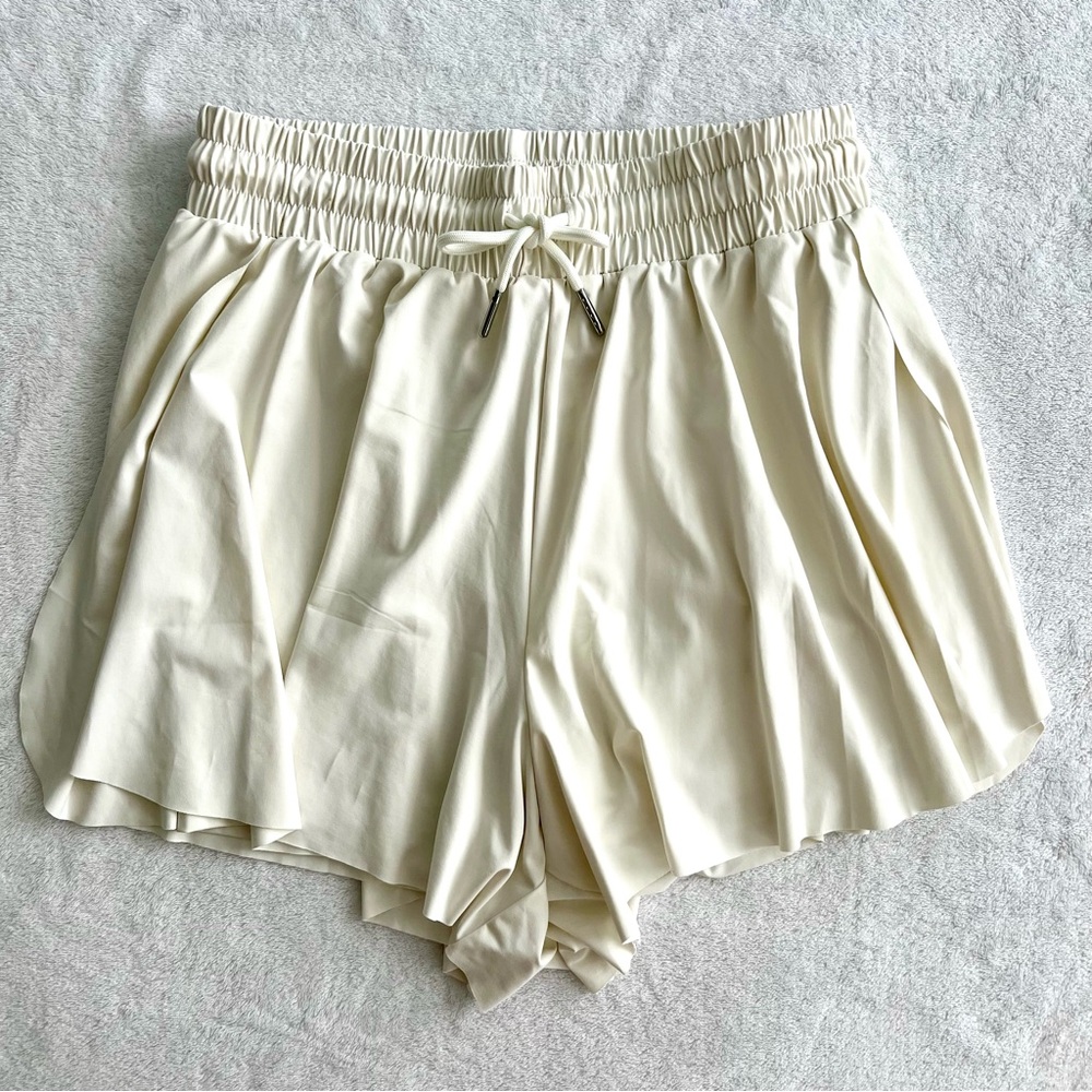 NWT Stradivarius Cream Flutter Short